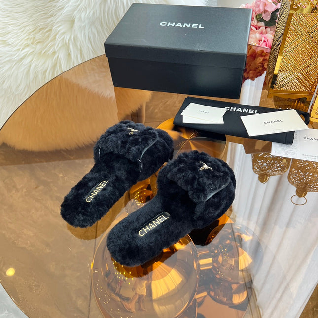 CHANEL 25S FUR SLIPPERS IN BLACK LOGO GOLD HARDWRE