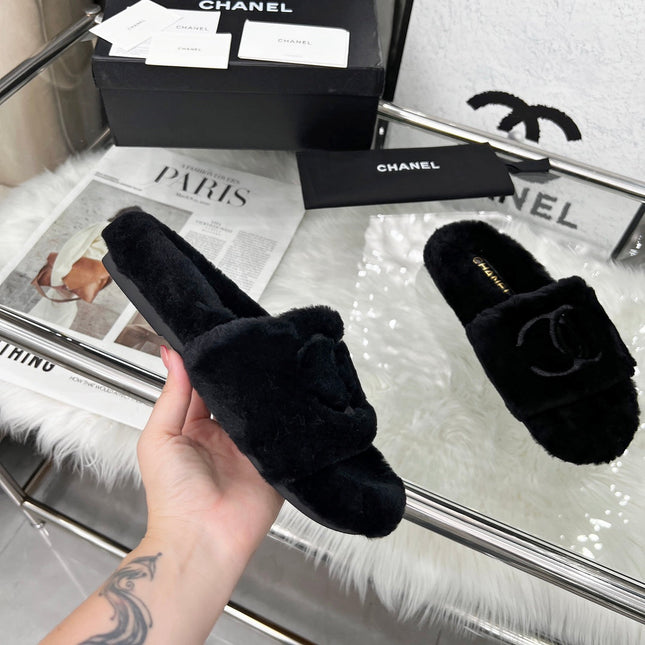 CHANEL 25S FUR SLIPPERS IN BLACK