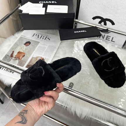 CHANEL 25S FUR SLIPPERS IN BLACK