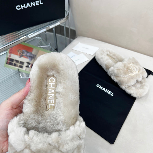 CHANEL 25S FUR SLIPPERS WITH EXPOSED-STITCH STRAPS IN LIGHT GRAY