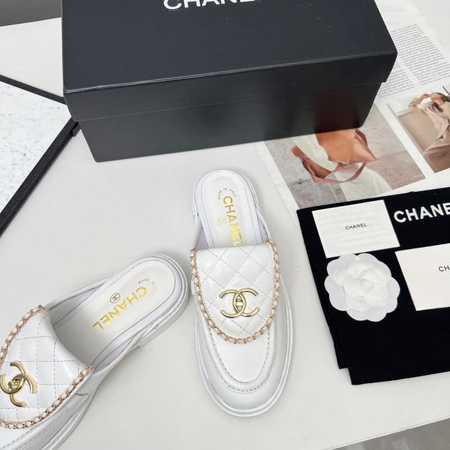 CHANEL 25S MULES WITH CHAIN DETAIL IN WHITE CALFSKIN GOLD HARDWRE