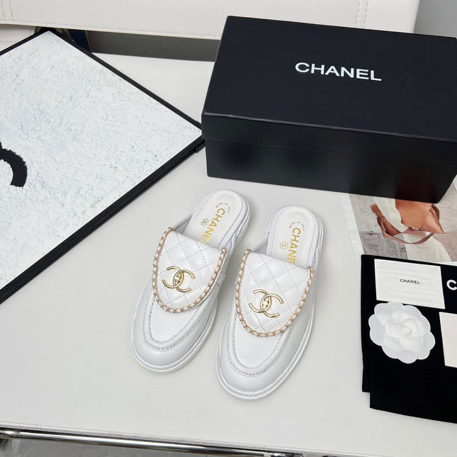 CHANEL 25S MULES WITH CHAIN DETAIL IN WHITE CALFSKIN GOLD HARDWRE