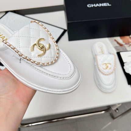 CHANEL 25S MULES WITH CHAIN DETAIL IN WHITE CALFSKIN GOLD HARDWRE