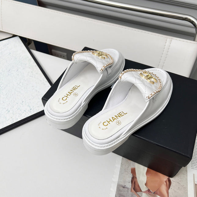 CHANEL 25S MULES WITH CHAIN DETAIL IN WHITE CALFSKIN GOLD HARDWRE