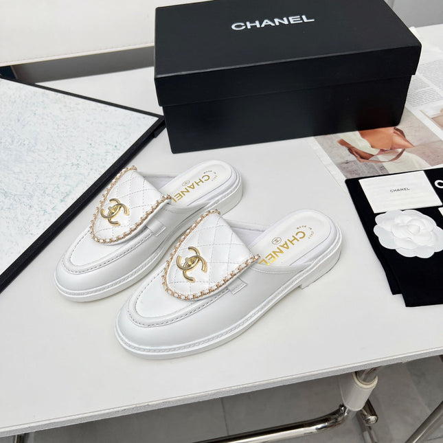 CHANEL 25S MULES WITH CHAIN DETAIL IN WHITE CALFSKIN GOLD HARDWRE