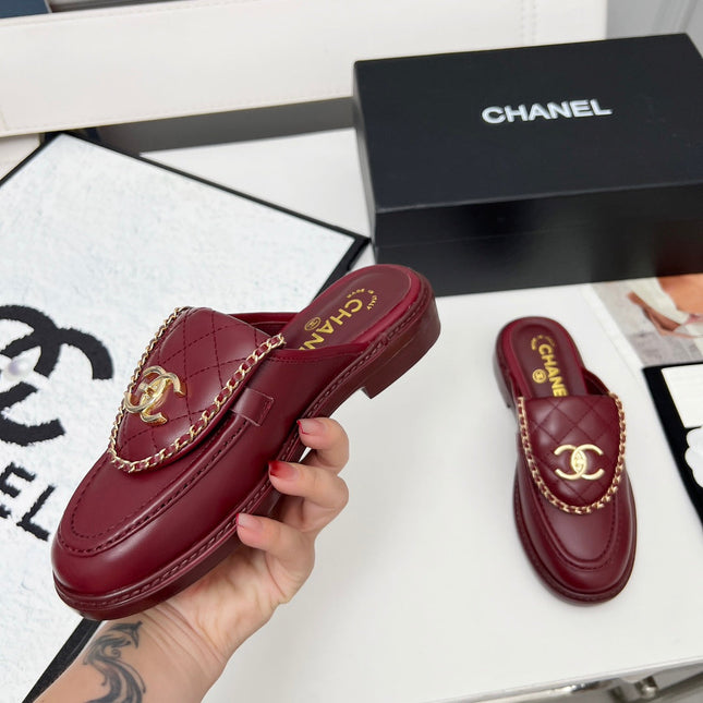 CHANEL 25S MULES WITH CHAIN DETAIL IN BURGUNDY CALFSKIN GOLD HARDWRE