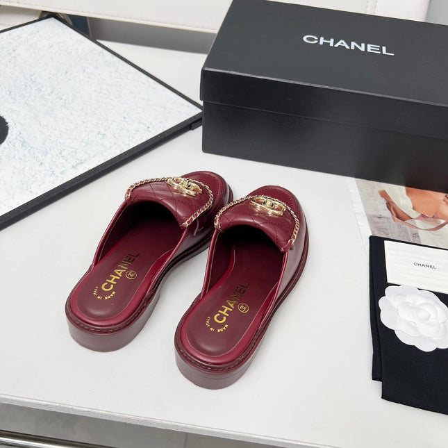 CHANEL 25S MULES WITH CHAIN DETAIL IN BURGUNDY CALFSKIN GOLD HARDWRE