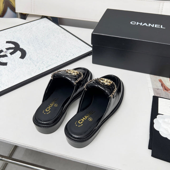 CHANEL 25S MULES WITH CHAIN DETAIL IN BLACK GLOSSY CALFSKIN GOLD HARDWRE