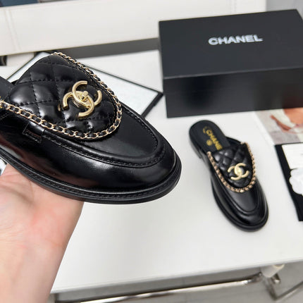 CHANEL 25S MULES WITH CHAIN DETAIL IN BLACK GLOSSY CALFSKIN GOLD HARDWRE
