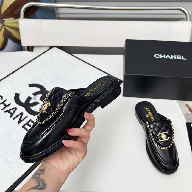 CHANEL 25S MULES WITH CHAIN DETAIL IN BLACK GLOSSY CALFSKIN GOLD HARDWRE