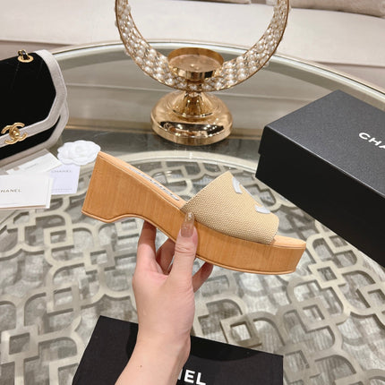 WEDGE PLATFORM IN BEIGE CREAM LAMBSKIN WITH WHITE LOGO