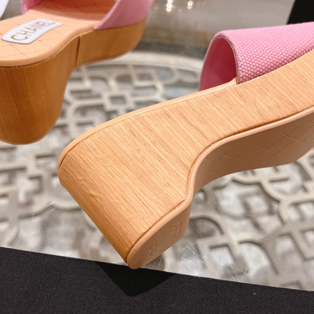 WEDGE PLATFORM IN LIGHT PINK LAMBSKIN WITH WHITE LOGO