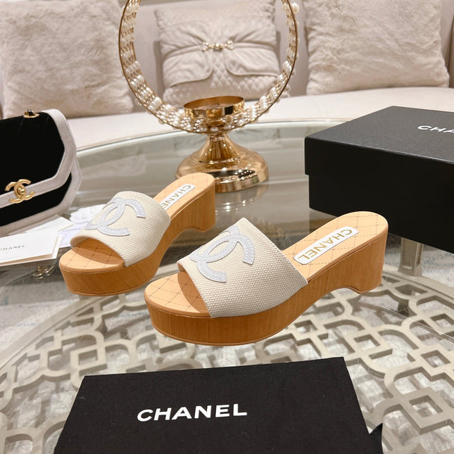 WEDGE PLATFORM IN WHITE LAMBSKIN WITH LOGO