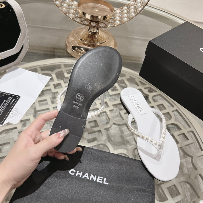 PEARL THONG SANDAL IN WHITE LAMBSKIN