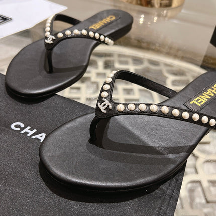 PEARL THONG SANDAL IN BLACK LAMBSKIN