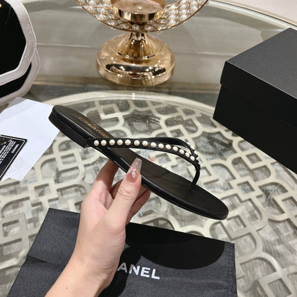 PEARL THONG SANDAL IN BLACK LAMBSKIN
