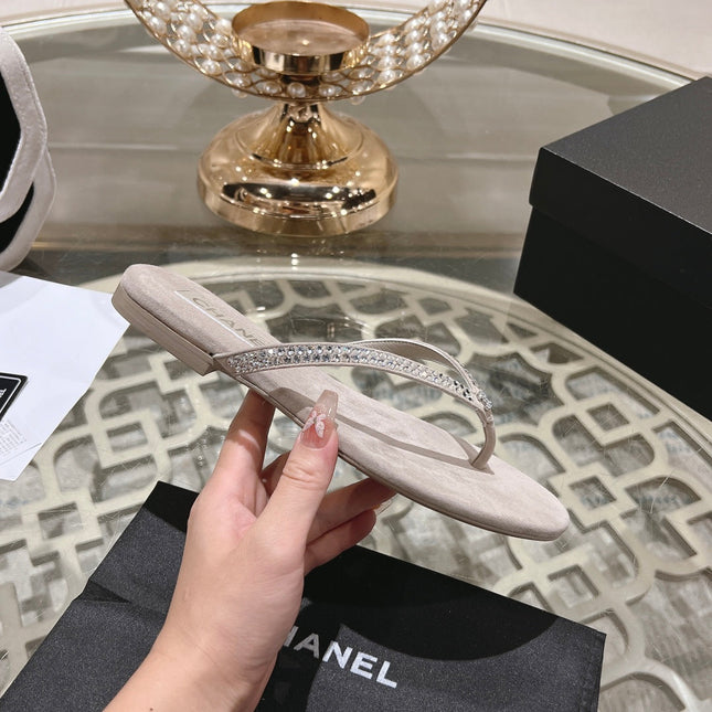 RHINESTONES THONG SANDAL IN PALE PINK SUEDE