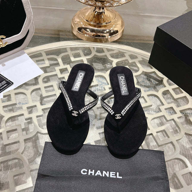 RHINESTONES THONG SANDAL IN BLACK SUEDE