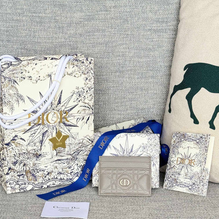 CARO FREESIA CARD HOLDER 10 IN LIGHT GREY CANNAGE CALFSKIN