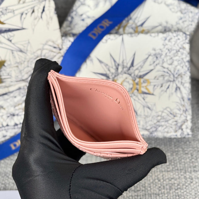 FREESIA CARD HOLDER 10 IN BABY PINK QUILTED ALLOVER CALFSKIN