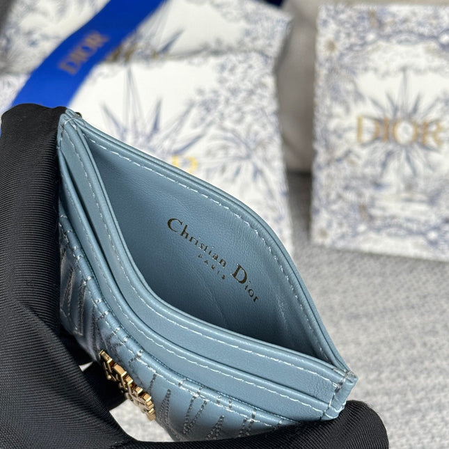 FREESIA CARD HOLDER 10 IN BABY BLUE QUILTED ALLOVER CALFSKIN