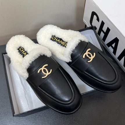 LOAFERS MULE IN BLACK CALFSKIN AND WHITE FLEECE LINING