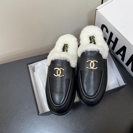 LOAFERS MULE IN BLACK CALFSKIN AND WHITE FLEECE LINING