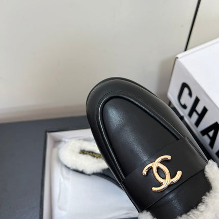 LOAFERS MULE IN BLACK CALFSKIN AND WHITE FLEECE LINING