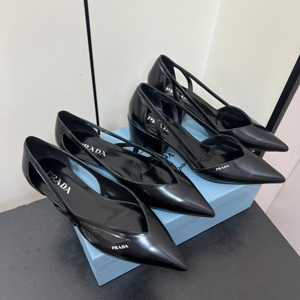 BRUSHED CUT-OUT BALLERINA FLAT IN BLACK CALFSKIN