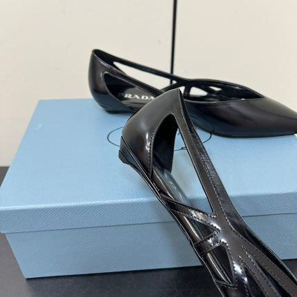 BRUSHED CUT-OUT BALLERINA FLAT IN BLACK CALFSKIN