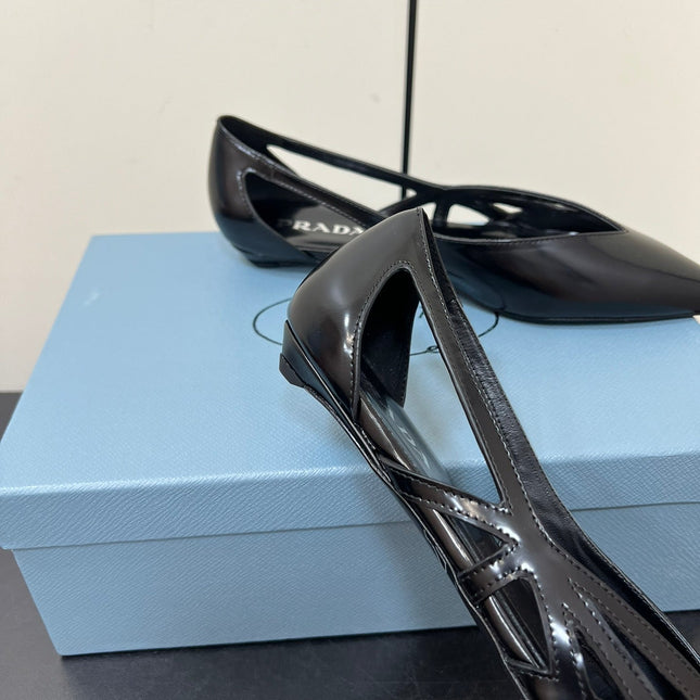 BRUSHED CUT-OUT BALLERINA FLAT IN BLACK CALFSKIN