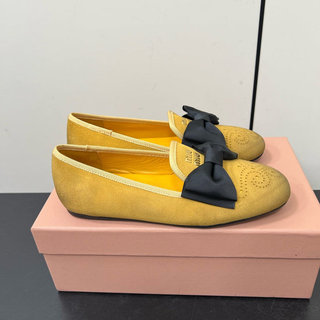 LOAFERS WITH BOW IN DUST YELLOW SUEDE