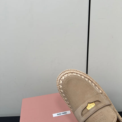 MULES SLIPPERS IN BEIGE SUEDE WITH GOLD COIN