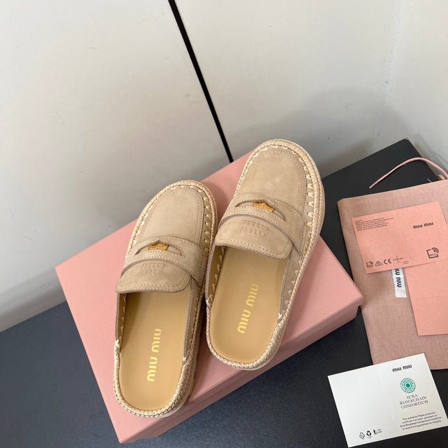 MULES SLIPPERS IN BEIGE SUEDE WITH GOLD COIN
