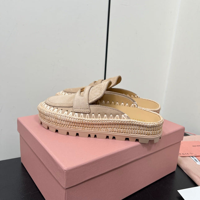 MULES SLIPPERS IN BEIGE SUEDE WITH GOLD COIN