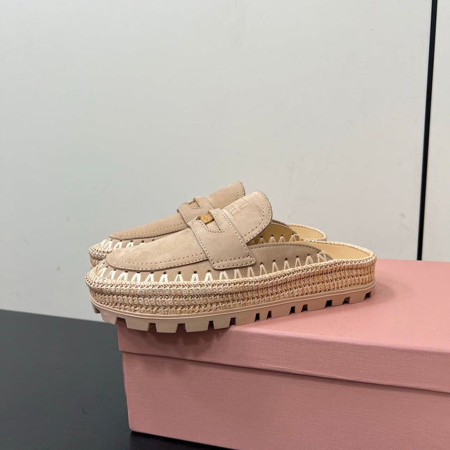 MULES SLIPPERS IN BEIGE SUEDE WITH GOLD COIN
