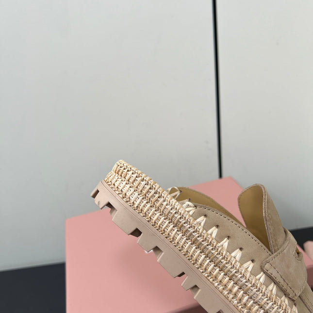 MULES SLIPPERS IN BEIGE SUEDE WITH GOLD COIN