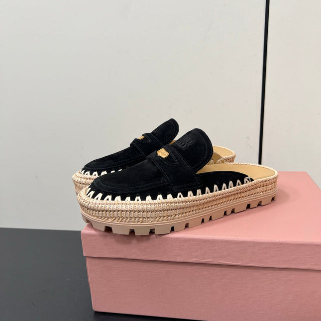 MULES SLIPPERS IN BLACK SUEDE WITH GOLD COIN