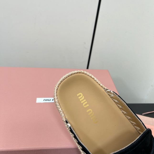 MULES SLIPPERS IN BLACK SUEDE WITH GOLD COIN