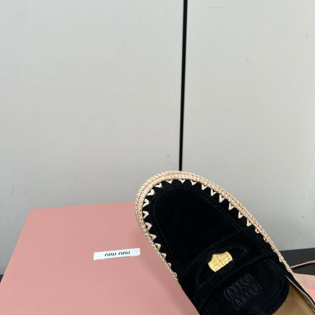 MULES SLIPPERS IN BLACK SUEDE WITH GOLD COIN