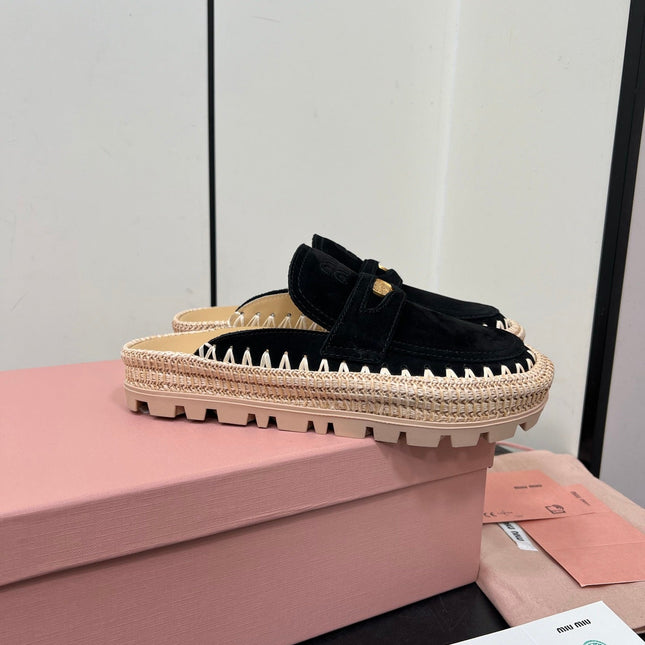 MULES SLIPPERS IN BLACK SUEDE WITH GOLD COIN