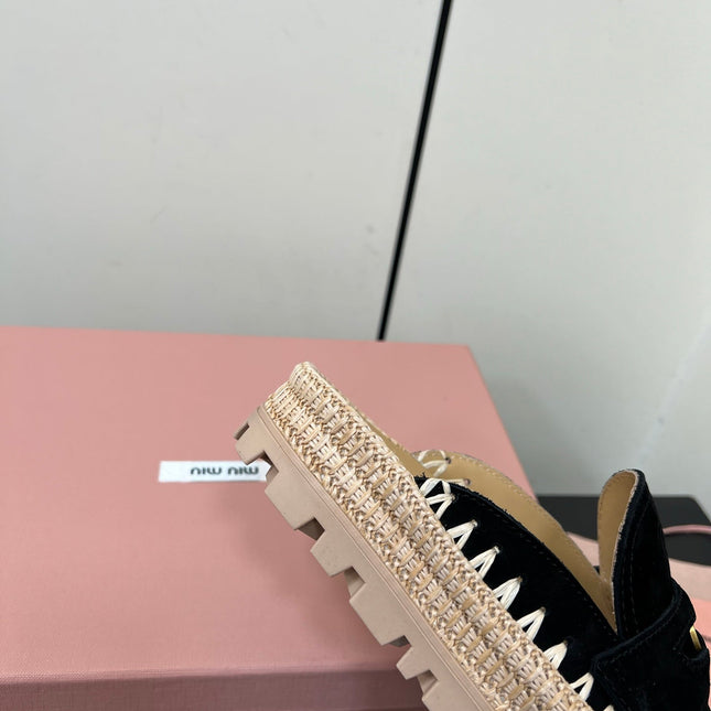 MULES SLIPPERS IN BLACK SUEDE WITH GOLD COIN