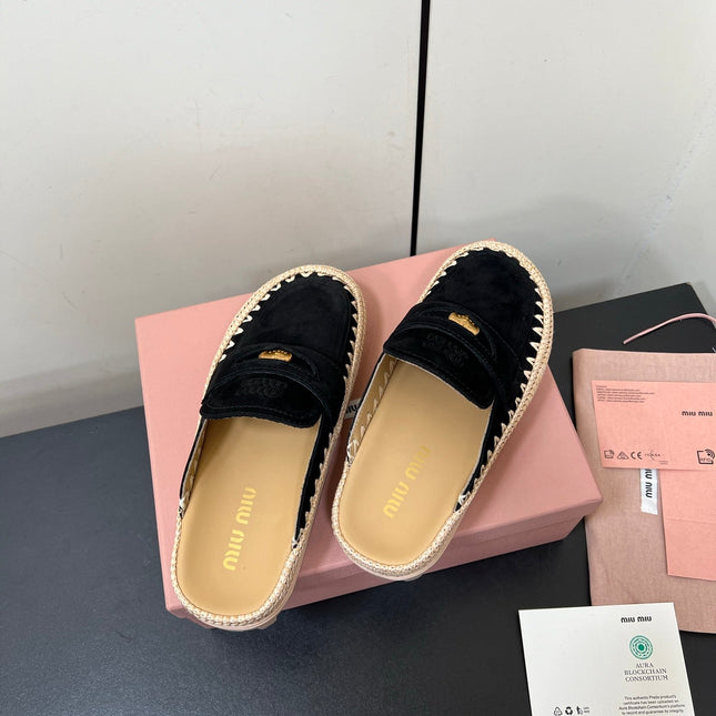 MULES SLIPPERS IN BLACK SUEDE WITH GOLD COIN