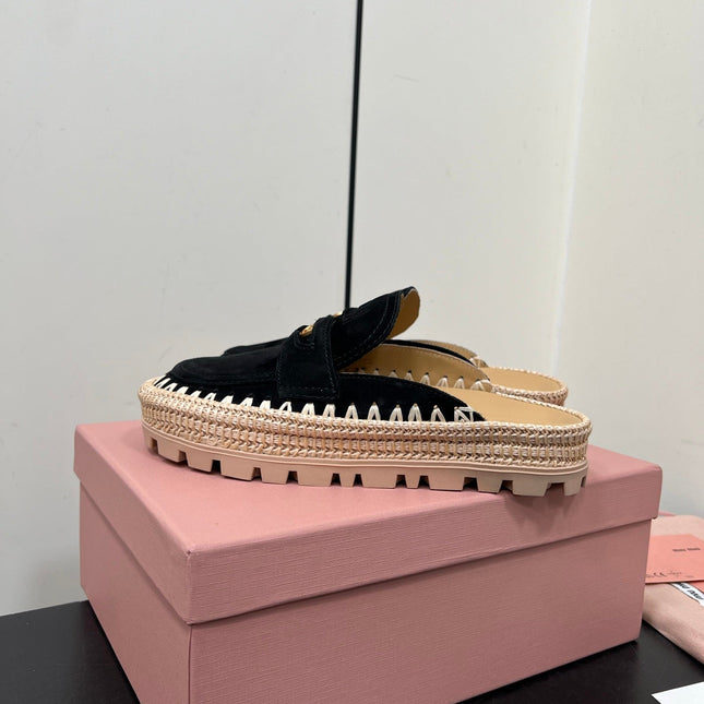 MULES SLIPPERS IN BLACK SUEDE WITH GOLD COIN