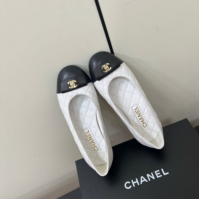 CC BALLET FLAT 25SS IN WHITE MIX BLACK LAMBSKIN WITH GOLD HARDWARE