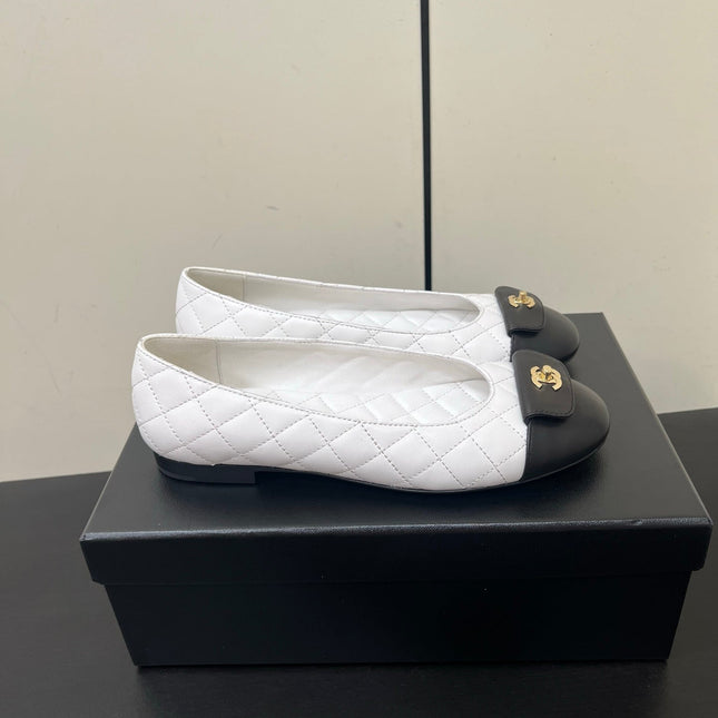 CC BALLET FLAT 25SS IN WHITE MIX BLACK LAMBSKIN WITH GOLD HARDWARE