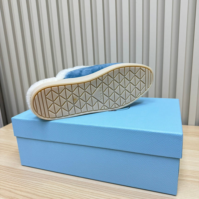 TRIANGLE LOGO FLATS IN AZURE BLUE SUEDE AND FUR LINING