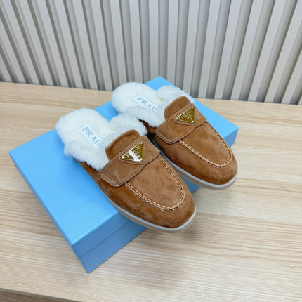 TRIANGLE LOGO FLATS IN CAMEL SUEDE AND FUR LINING