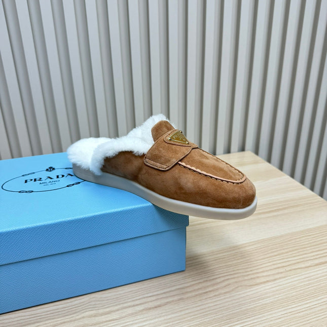 TRIANGLE LOGO FLATS IN CAMEL SUEDE AND FUR LINING