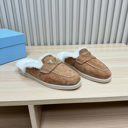 TRIANGLE LOGO FLATS IN CAMEL SUEDE AND FUR LINING